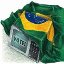 Imagem de uma urna eletrônica sob a bandeira do Brasil