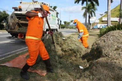 imagem de garis fazendo a limpeza pblica