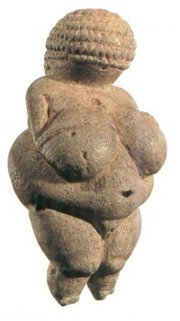Escultura de uma mulher na pr-historia.