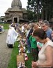 Fila de pesoas recebendo beno de clricos catlicos. <br/> <br/> Palavras-chave: igreja, f, catolicismo, cristianismo, instituies sociais. 