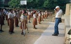 Garotos de escola Indiana sendo fotografados por sebastio salgado . <br/> <br/> Palavras-chave: Instituies sociais, escola, crianas, ndia.