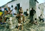 Trabalhadores na ilha de Cabo Verde. Atentar para o tamanho da casa ao fundo, que na imagem, nos leva a crer ser a residência da família. <br/> <br/> Palavras-chave: Ilhas de Cabo Verde, trabalho, produção, classes sociais, instituição social famíliar, família.