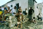 Trabalhadores na ilha de Cabo Verde. Atentar para o tamanho da casa ao fundo, que na imagem, nos leva a crer ser a residncia da famlia. <br/> <br/> Palavras-chave: Ilhas de Cabo Verde, trabalho, produo, classes sociais, instituio social famliar, famlia.