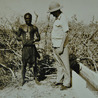 Freyre com um pastor de animais no Deserto de Moçâmedes, em Angola, 1952, em uma de suas viagens de estudo de cunho antropologico. <br> <br> Palavras-chave: Gilberto Freyre, pastor, antropologia