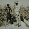 Freyre com um pastor de animais no Deserto de Momedes, em Angola, 1952, em uma de suas viagens de estudo de cunho antropologico. <br> <br> Palavras-chave: Gilberto Freyre, pastor, antropologia