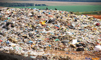 Montanha de lixo em aterro sanitrio. A sociedade de consumo tem produzido mais lixo do que consegue eliminar, causando um grande problema ambiental de consequncias globais. <br/> <br/> Palavras-chave: aterro sanitrio, lixo, meio ambiente, cidadania, cultura, consumismo, trabalho, Multimeios, Botuquara.