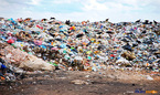 Montanha de lixo em aterro sanitário com urubus no topo, produção da sociedade de consumo. <br/> <br/> Palavras-chave: aterro sanitário, sociedade de consumo, consumismo, meio ambiente, globalização, cidadania, Multimeios, Botuquara.