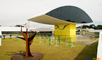 Exposio de obras artsticas no MON - Museu Oscar Niemeyer - o MON fica em Curitiba e foi concebido pelo arquiteto de mesmo nome de forma a lembrar um grande "olho". <br/> <br/> Palavras-chave: MON, arte, Oscar Niemeyer, socialismo, sociedade, curitiba, cultura, indstria cultural.