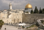 Na foto esto em evidncia o Muro das Lamentaes e a Cpula da Rocha, que so dois locais emblemticos de Jerusalm. <br/> <br/> Cidade sagrada para Judeus(expressa nas oraes no muro das lamentaes, que  uma parte remanescente do antigo Templo de Jerusalm). <br/> <br/> Cidade sagrada para os cristos (segundo a tradio crist onde Jesus passou seus ltimos dias, local de sua crucificao e ressurreio) <br/> <br/> Cidade sagrada para muulmanos, depois de Meca e Medina (segundo a tadio islmica al Maom teria ascendido aos cus, no local conhecido como Cpula da Rocha) <br/> <br/> Palavras-chave: religio, Jerusalm, cristianismo, islamismo, judasmo, instituio religiosa, sociais, cultura, f.