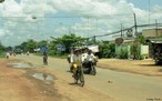 Rua de bairro em cidade vietnamita. Este pas, apesar de ter expulso as tropas norte americanas com apoio dos soviticos, na Guerra do Vietn, em um dos episdios mais contundentes da Guerra Fria, teve seu territrio arrasado pelo conflito. <br/> <br/> Palavras-chave: Vietnam, guerra, Guerra Fria, capitalismo, poder, poltica, ideologia.