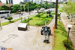 Vista da frente do jardim do museu do expedicionrio. Na foto podemos ver um torpedo ao fundo, um avio de caa, um blindado e um obus. <br/> <br/> Palavras-chave: Segunda Guerra, Museu do Expedicionrio, poder, poltica, ideologia.