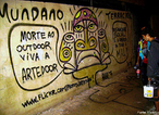 "Morte ao outdoor viva o artedoor" na outra frase grafitada: "a desigualdade social  a causa de todo mal". <br/> <br/> Palavras-chave: cultura, ideologia, poder, cidadania, movimentos sociais, indstria cultural, grafite.