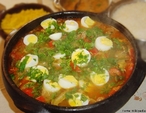 A moqueca  um cozido de peixe temperado com cebola, pimento, tomate e folhas de coentro, alm de azeite de dend e leite de coco. De origem indgena,  originalmente feita numa grelha de varas ou ainda apenas folhas de rvores cobertas por cinzas quentes (o que era chamado moqum). <br/> <br/> Palavras-chave: moqueca, alimentao, moqueca baiana, moqueca capixaba, diversidade cultural.