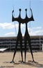 Monumento de Bruno Giorgi, localizado na Praça dos Três Poderes em Brasília. Originalmente se chamava 'Os Guerreiros' e mais tarde foi renomeado de 'Os Candangos', em homenagem aos construtores de Brasília. <br/> <br/> Palavras-chave: candangos, Brasília, Praça dos Três Poderes. 
