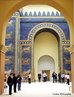 Exemplo da arquitetura babilônica obtida através da Porta de Ishtar (575 a.C.) com estrutura de tijolos esmaltados reconstruída no Museu Staatliche, na antiga Berlim Oriental. Era a mais grandiosa das 8 portas que serviam de entrada para a Babilônia <br/> <br/> Palavras-chave: arquitetura, cultura árabe, arte, indústria cultural.
