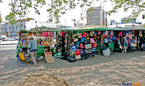 Com o desemprego estrutural em alta as pessoas tentam sobreviver no comrcio informal, na foto ambulantes em Curitiba na praa 19 de Dezembro. <br/> <br/> Palavras-chave: desemprego, ambulantes, camel, trabalho, cidade, sobrevivncia, liberalismo, carteira de trabalho, emenda 3.