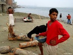 Garotos indianos trabalhando na região de Varanasi - / benares uttar pradesh. <br/> <br/> Palavras-chave: trabalho, produção, classes socias, trabalho infantil, etnia, étnico, crianças, globalização.