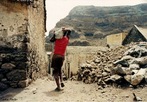 Imagem de trabalhador em serviço braçal nas Ilhas de Cabo Verde. <br/> <br/> Palavras-chave: trabalho, trabalhador, Cabo Verde, produção, classes sociais.