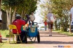 Cenas urbanas. <br/> Sorveteiro em praa pblica. <br/> <br/> Palavras-chave: cidades, centros urbanos, centro comercial, classes sociais, trabalho, direito, desigualdade social.