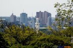 Torre de mesquita em primeiro plano, centro da cidade de Foz do Iguau ao fundo. <br/> <br/> Palavras-chave: cidades, centros urbanos, centro comercial, classes sociais, mesquita.