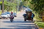 Catadores de reciclvel <br/> Cena muitas vezes "invisvel", mas que faz parte da composio social das grandes cidades. Na imagem, pessoas comuns que podem refletir os problemas tambm comuns da sociedade brasileira, o desemprego, a falta de recursos, baixa perspectiva de vida entre outros. <br/> <br/> Palavras-chave: trabalhador, reciclveis, poder, poltica, ideologia, cidades, centros urbanos, produo, classes sociais, consumismo, direito, cidadania.