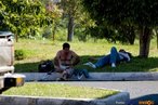 Cena muitas vezes "invisvel", mas que faz parte da composio social das grandes cidades. Na imagem, pessoas comuns que podem refletir os problemas tambm comuns da sociedade brasileira, o desemprego, a falta de recursos para minimizar os problemas dos portadores de necessidade especial, baixa perspectiva de vida. <br/> <br/> Palavras-chave: trabalhador, necessidades especiais,poder, poltica, cidades, centros urbanos, produo, classes sociais, direito, cidadania, desigualdade social. 