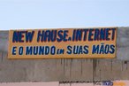 Cenas urbanas <br/> Lan House na periferia de uma cidade grande - "E o mundo em uas mos". Em muitos lugares nas periferias, o acesso  internet chegou antes do acesso  direitos bsicos do cidado. <br/> <br/> Palavras-chave: cidades, centros urbanos, produo, classes sociais, direito, cidadania, desigualdade social, globalizao, tecnologia, analfabetismo digital.