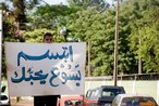 A fotografia monstra um rapaz no centro de foz do Iguau segurando um cartaz que em rabe diz: "Sorria Jesus te Ama". <br/> <br/> Palavras-chave: religio, instituio religiosa, instituio social, protestantismo, islamismo, evangelisao, proselitismo.