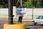 A fotografia monstra um rapaz no centro de foz do Iguau segurando um cartaz que em rabe diz: "Sorria Jesus te Ama". <br/> <br/> Palavras-chave: religio, instituio religiosa, instituio social, protestantismo, islamismo, evangelisao, proselitismo.