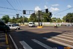 A fotografia monstra um rapaz no centro de foz do Iguau segurando um cartaz que em rabe diz: "Sorria Jesus te Ama". <br/> <br/> Palavras-chave: religio, instituio religiosa, instituio social, protestantismo, islamismo, evangelisao, proselitismo.