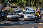 Centro da cidade de Foz do Iguau. Uma Mercedes ao lado de um carro popular j bem rodado, motoqueiros e motoboys em disputa de espao e ambulantes oferecendo seus produtos aos carros parados. <br/> <br/> Palavras-chave: trabalhador, poder, poltica, ideologia, cidades, centros urbanos, produo, classes sociais, consumismo, direito, cidadania.