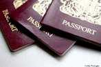 Foto de três passaportes. <br/> <br/> Palavras-chave: passaporte, visto, globalização.
