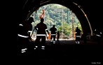 Luz antes do fim do tnel. - Garis limpam o tnel Rebouas aps queda da encosta. Rio de Janeiro, Brasil. Muitos trabalhadores no so pecebidos no dia a dia das cidades, a menos que um acontecimento quebre a rotina, retirando-os de sua invisibilidade social.  <br/> <br/> Palavras-chave: invisibilidade social, garis, trabalho, produo, classes sociais