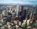 Toronto é a maior cidade do Canadá, e a capital da província de Ontário. Situa-se na margem norte do Lago Ontário.  <br/> <br/> Palavras-chave: Toronto, cidade, urbanização. 