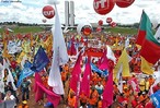 6 DE DEZEMBRO DE 2006 <br/> <br/> Unio das centrais demonstra fora na 3 Marcha do Salrio Mnimo. A demonstrao de fora das centrais sindicais na 3 Marcha Nacional do Salrio Mnimo foi destacada por todas as lideranas e participantes da manifestao. Eles atribuem ao salrio mnimo importante mecanismo de distribuio de renda, o mrito de unir as centrais e reunir na manifestao cerca de 20 mil pessoas, segundo os organizadores. <br/> <br/> Milhares de trabalhadores e sindicalistas realizaram a 3 Marcha do Salrio mnimo, quando foi defendida por unanimidade entre as Centrais Sindicais e as Confederaes Nacionais de Trabalhadores um reajuste do mnimo para R$ 420,00, a partir de 2007. A CNTI e a NCST marcaram grande presena na Marcha, cujos representantes foram recebidos por ministros de Estado e representantes do Congresso Nacional. <br/> <br/> Palavras-chave: Direito, cidadania, movimentos socias, sindicatos, sindicalismo, salrio mnimo, marcha pelo salrio mnimo.