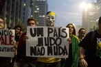 Imagem de uma das manifestaes ocorridas na Avenida Paulista, em So Paulo, ocorrida no dia 20 de junho de 2013.  O manifestante utiliza a mscara que faz referncia a uma personagem do quadrinho dos anos 60 chamado "V de Vingana".