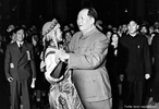 A Revoluo Chinesa pode ser dividida em dois perodos: o movimento nacionalista que derrubou a dinastia Manchu, em 1911; e a Revoluo Comunista de outubro de 1949 concluda aps a Guerra Civil Chinesa. Com o inicio da Era Mao Tse-tung, a China passa por uma srie de reformas como, por exemplo, coletivizao das terras, controle estatal da economia e nacionalizao de empresas estrangeiras. Entretanto, segundo autores contemporneos como Istvn Mszros sociedades como a China, Cuba e a extinta URSS so consideradas ps-revolucionrias e no foram capazes de construir uma sociedade para alm do capital. Por tanto, no construiram relaes de produo majoritariamente socialistas. <br/> <br/> Palavras-chave: Relaes de produo, poder, socialismo, comunismo, revoluo.