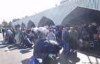 Imagem mostra o aeroporto da cidade de Trpoli. Centenas de pessoas tentam deixar a Lbia para fugir dos confrontos entre polcia e manifestantes. <br/> <br/> Palavras-chaves: Manifestaes populares, confrontos, polcia, exrcito, relaes de poder, poder.