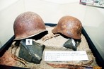 Capacetes norte americano e alemo, encontrados 50 anos depois dos conflitos de Monte Castelo durante a II Grande Guerra. <br/> <br/> Palavras-chave: museu do expedicionrio, segunda guerra, poder, ideologia, poltica. 