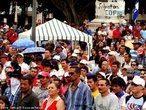 Protesto popular contra o Golpe de Estado em Honduras. <br/> <br/> Em 28 de junho de 2009, em Honduras, um pequeno pas da Amrica Central, aconteceu um retrocesso histrico, a volta ao regime de excesso proporcionado por uma ditadura militar, fato tpico no contexto da Guerra Fria dos anos 60 at aos anos 80, na Amrica Latina. <br/> <br/> Fato este que produziu uma drstica alterao poltica de carter anti-democrtico e violento neste pas, na destituio de Manuel Zelaya do cargo de presidente eleito democraticamente pelo povo hondurenho. <br/> <br/> Em franca oposio ao novo governo imposto, os movimentos de protesto nas ruas esto sendo reprimidos duramente pelo exrcito, afirmando o contrrio do que a grande mdia e a elite econmica deste pas, defensores e articuladores do Golpe de Estado apresentam. <br/> <br/> O povo, os movimentos sociais, os sindicatos, e muitas igrejas contrrias ao golpe de Estado afirmaram que em uma democracia Golpes de Estado no so ferramenta para a resoluo de conflitos, e que a violncia contra o povo atesta o carter ilegtimo do novo governo imposto. <br/> <br/> Palavras-chave: poder, poltica, ideologia, movimentos sociais, golpe de estado, ditadura, direitos polticos, democracia, Honduras, imperialismo.