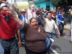 Protesto popular contra o Golpe de Estado em Honduras. <br/> <br/> Em 28 de junho de 2009, em Honduras, um pequeno pas da Amrica Central, aconteceu um retrocesso histrico, a volta ao regime de excesso proporcionado por uma ditadura militar, fato tpico no contexto da Guerra Fria dos anos 60 at aos anos 80, na Amrica Latina. <br/> <br/> Fato este que produziu uma drstica alterao poltica de carter anti-democrtico e violento neste pas, na destituio de Manuel Zelaya do cargo de presidente eleito democraticamente pelo povo hondurenho. <br/> <br/> Em franca oposio ao novo governo imposto, os movimentos de protesto nas ruas esto sendo reprimidos duramente pelo exrcito, afirmando o contrrio do que a grande mdia e a elite econmica deste pas, defensores e articuladores do Golpe de Estado apresentam. <br/> <br/> O povo, os movimentos sociais, os sindicatos, e muitas igrejas contrrias ao golpe de Estado afirmaram que em uma democracia Golpes de Estado no so ferramenta para a resoluo de conflitos, e que a violncia contra o povo atesta o carter ilegtimo do novo governo imposto. <br/> <br/> Palavras-chave: poder, poltica, ideologia, movimentos sociais, golpe de estado, ditadura, direitos polticos, democracia, Honduras, imperialismo.