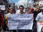 Protesto popular contra o Golpe de Estado em Honduras. N foto, manifestante com cartaz com os seguintes dizeres: <br/> <br/> "CNN, ns somos o povo pobre, no temos acessoa  internet nem to pouco falamos ings." <br/> <br/> Em 28 de junho de 2009, em Honduras, um pequeno pas da Amrica Central, aconteceu um retrocesso histrico, a volta ao regime de excesso proporcionado por uma ditadura militar, fato tpico no contexto da Guerra Fria dos anos 60 at aos anos 80, na Amrica Latina. <br/> <br/> Fato este que produziu uma drstica alterao poltica de carter anti-democrtico e violento neste pas, na destituio de Manuel Zelaya do cargo de presidente eleito democraticamente pelo povo hondurenho. <br/> <br/> Em franca oposio ao novo governo imposto, os movimentos de protesto nas ruas esto sendo reprimidos duramente pelo exrcito, afirmando o contrrio do que a grande mdia e a elite econmica deste pas, defensores e articuladores do Golpe de Estado apresentam. <br/> <br/> O povo, os movimentos sociais, os sindicatos, e muitas igrejas contrrias ao golpe de Estado afirmaram que em uma democracia Golpes de Estado no so ferramenta para a resoluo de conflitos, e que a violncia contra o povo atesta o carter ilegtimo do novo governo imposto. <br/> <br/> Palavras-chave: poder, poltica, ideologia, movimentos sociais, golpe de estado, ditadura, direitos polticos, democracia, Honduras, imperialismo.