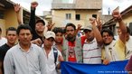 Manifestantes contrrios ao Golpe de Estado ocorrido em Honduras a partir do dia 28 de junho de 2009. <br/> <br/> Em 28 de junho de 2009, em Honduras, um pequeno pas da Amrica Central, aconteceu um retrocesso histrico, a volta ao regime de excesso proporcionado por uma ditadura militar, fato tpico no contexto da Guerra Fria dos anos 60 at aos anos 80, na Amrica Latina. <br/> <br/> Fato este que produziu uma drstica alterao poltica de carter anti-democrtico e violento neste pas, na destituio de Manuel Zelaya do cargo de presidente eleito democraticamente pelo povo hondurenho.  Em franca oposio ao novo governo imposto, os movimentos de protesto nas ruas esto sendo reprimidos duramente pelo exrcito, afirmando o contrrio do que a grande mdia e a elite econmica deste pas, defensores e articuladores do Golpe de Estado apresentam. <br/> <br/> O povo, os movimentos sociais, os sindicatos, e muitas igrejas contrrias ao golpe de Estado afirmaram que em uma democracia Golpes de Estado no so ferramenta para a resoluo de conflitos, e que a violncia contra o povo atesta o carter ilegtimo do novo governo imposto. <br/> <br/> Palavras-chave: poder, poltica, ideologia, movimentos sociais, golpe de estado, ditadura, direitos polticos, democracia, Honduras, imperialismo.