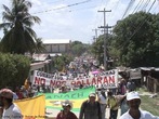 Protesto popular contra o Golpe de Estado em Honduras <br/> <br/> Em 28 de junho de 2009, em Honduras, um pequeno pas da Amrica Central, aconteceu um retrocesso histrico, a volta ao regime de excesso proporcionado por uma ditadura militar, fato tpico no contexto da Guerra Fria dos anos 60 at aos anos 80, na Amrica Latina. <br/> <br/> Fato este que produziu uma drstica alterao poltica de carter anti-democrtico e violento neste pas, na destituio de Manuel Zelaya do cargo de presidente eleito democraticamente pelo povo hondurenho. <br/> <br/> Em franca oposio ao novo governo imposto, os movimentos de protesto nas ruas esto sendo reprimidos duramente pelo exrcito, afirmando o contrrio do que a grande mdia e a elite econmica deste pas, defensores e articuladores do Golpe de Estado apresentam. <br/> <br/> O povo, os movimentos sociais, os sindicatos, e muitas igrejas contrrias ao golpe de Estado afirmaram que em uma democracia Golpes de Estado no so ferramenta para a resoluo de conflitos, e que a violncia contra o povo atesta o carter ilegtimo do novo governo imposto. <br/> <br/> Palavras-chave: poder, poltica, ideologia, movimentos sociais, golpe de estado, ditadura, direitos polticos, democracia, Honduras, imperialismo.