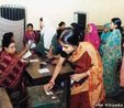 Processo eleitoral na ndia. Na fotografia mulheres votando. <br/> <br/> Palavras-chave: direito, cidadania, eleies, poltica, ideologia, democracia, participao popular, mulheres.