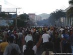 Protesto popular contra o Golpe de Estado em Honduras <br/> <br/> Em 28 de junho de 2009, em Honduras, um pequeno pas da Amrica Central, aconteceu um retrocesso histrico, a volta ao regime de excesso proporcionado por uma ditadura militar, fato tpico no contexto da Guerra Fria dos anos 60 at aos anos 80, na Amrica Latina. <br/> <br/> Fato este que produziu uma drstica alterao poltica de carter anti-democrtico e violento neste pas, na destituio de Manuel Zelaya do cargo de presidente eleito democraticamente pelo povo hondurenho. <br/> <br/> Em franca oposio ao novo governo imposto, os movimentos de protesto nas ruas esto sendo reprimidos duramente pelo exrcito, afirmando o contrrio do que a grande mdia e a elite econmica deste pas, defensores e articuladores do Golpe de Estado apresentam. <br/> <br/> O povo, os movimentos sociais, os sindicatos, e muitas igrejas contrrias ao golpe de Estado afirmaram que em uma democracia Golpes de Estado no so ferramenta para a resoluo de conflitos, e que a violncia contra o povo atesta o carter ilegtimo do novo governo imposto. <br/> <br/> Palavras-chave: poder, poltica, ideologia, movimentos sociais, golpe de estado, ditadura, direitos polticos, democracia, Honduras, imperialismo.