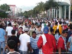 Momentos antes dos militares inciarem a represso ao protesto popular contra o Golpe de Estado em Honduras <br/> <br/> Em 28 de junho de 2009, em Honduras, um pequeno pas da Amrica Central, aconteceu um retrocesso histrico, a volta ao regime de excesso proporcionado por uma ditadura militar, fato tpico no contexto da Guerra Fria dos anos 60 at aos anos 80, na Amrica Latina. <br/> <br/> Fato este que produziu uma drstica alterao poltica de carter anti-democrtico e violento neste pas, na destituio de Manuel Zelaya do cargo de presidente eleito democraticamente pelo povo hondurenho. <br/> <br/> Em franca oposio ao novo governo imposto, os movimentos de protesto nas ruas esto sendo reprimidos duramente pelo exrcito, afirmando o contrrio do que a grande mdia e a elite econmica deste pas, defensores e articuladores do Golpe de Estado apresentam. <br/> <br/> O povo, os movimentos sociais, os sindicatos, e muitas igrejas contrrias ao golpe de Estado afirmaram que em uma democracia Golpes de Estado no so ferramenta para a resoluo de conflitos, e que a violncia contra o povo atesta o carter ilegtimo do novo governo imposto. <br/> <br/> Palavras-chave: poder, poltica, ideologia, movimentos sociais, golpe de estado, ditadura, direitos polticos, democracia, Honduras, imperialismo.