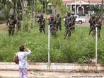 Represso militar ao protesto popular contra o Golpe de Estado em Honduras, represso aos movimentos populares. Em 28 de junho de 2009, em Honduras, um pequeno pas da Amrica Central, aconteceu um retrocesso histrico, a volta ao regime de excesso proporcionado por uma ditadura militar, fato tpico no contexto da Guerra Fria dos anos 60 at aos anos 80, na Amrica Latina. Fato este que produziu uma drstica alterao poltica de carter anti-democrtico e violento neste pas, na destituio de Manuel Zelaya do cargo de presidente eleito democraticamente pelo povo hondurenho. Em franca oposio ao novo governo imposto, os movimentos de protesto nas ruas esto sendo reprimidos duramente pelo exrcito, afirmando o contrrio do que a grande mdia e a elite econmica deste pas, defensores e articuladores do Golpe de Estado apresentam. O povo, os movimentos sociais, os sindicatos, e muitas igrejas contrrias ao golpe de Estado afirmaram que em uma democracia Golpes de Estado no so ferramenta para a resoluo de conflitos, e que a violncia contra o povo atesta o carter ilegtimo do novo governo imposto. <br/> <br/> Palavras-chave: poder, poltica, ideologia, movimentos sociais, golpe de estado, ditadura, direitos polticos, democracia, Honduras, imperialismo.