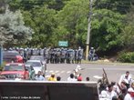 MIlitares em represso ao protesto popular contra o Golpe de Estado em Honduras. Na foto represso aos movimentos populares contrrios ao golpe militar em Honduras. <br/> <br/> Em 28 de junho de 2009, em Honduras, um pequeno pas da Amrica Central, aconteceu um retrocesso histrico, a volta ao regime de excesso proporcionado por uma ditadura militar, fato tpico no contexto da Guerra Fria dos anos 60 at aos anos 80, na Amrica Latina. <br/> <br/> Fato este que produziu uma drstica alterao poltica de carter anti-democrtico e violento neste pas, na destituio de Manuel Zelaya do cargo de presidente eleito democraticamente pelo povo hondurenho. <br/> <br/> Em franca oposio ao novo governo imposto, os movimentos de protesto nas ruas esto sendo reprimidos duramente pelo exrcito, afirmando o contrrio do que a grande mdia e a elite econmica deste pas, defensores e articuladores do Golpe de Estado apresentam. <br/> <br/> O povo, os movimentos sociais, os sindicatos, e muitas igrejas contrrias ao golpe de Estado afirmaram que em uma democracia Golpes de Estado no so ferramenta para a resoluo de conflitos, e que a violncia contra o povo atesta o carter ilegtimo do novo governo imposto. <br/> <br/> Palavras-chave: poder, poltica, ideologia, movimentos sociais, golpe de estado, ditadura, direitos polticos, democracia, Honduras, imperialismo.