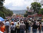 Protesto popular contra o Golpe de Estado em Honduras. <br/> <br/> Em 28 de junho de 2009, em Honduras, um pequeno pas da Amrica Central, aconteceu um retrocesso histrico, a volta ao regime de excesso proporcionado por uma ditadura militar, fato tpico no contexto da Guerra Fria dos anos 60 at aos anos 80, na Amrica Latina. <br/> <br/> Fato este que produziu uma drstica alterao poltica de carter anti-democrtico e violento neste pas, na destituio de Manuel Zelaya do cargo de presidente eleito democraticamente pelo povo hondurenho. <br/> <br/> Em franca oposio ao novo governo imposto, os movimentos de protesto nas ruas esto sendo reprimidos duramente pelo exrcito, afirmando o contrrio do que a grande mdia e a elite econmica deste pas, defensores e articuladores do Golpe de Estado apresentam. <br/> <br/> O povo, os movimentos sociais, os sindicatos, e muitas igrejas contrrias ao golpe de Estado afirmaram que em uma democracia Golpes de Estado no so ferramenta para a resoluo de conflitos, e que a violncia contra o povo atesta o carter ilegtimo do novo governo imposto. <br/> <br/> Palavras-chave: poder, poltica, ideologia, movimentos sociais, golpe de estado, ditadura, direitos polticos, democracia, Honduras, imperialismo.